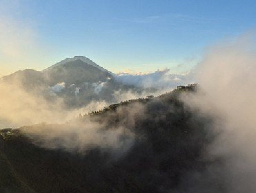 Pohled na Gunung Agung (3031 m) z Gunung Batur (1717 m)